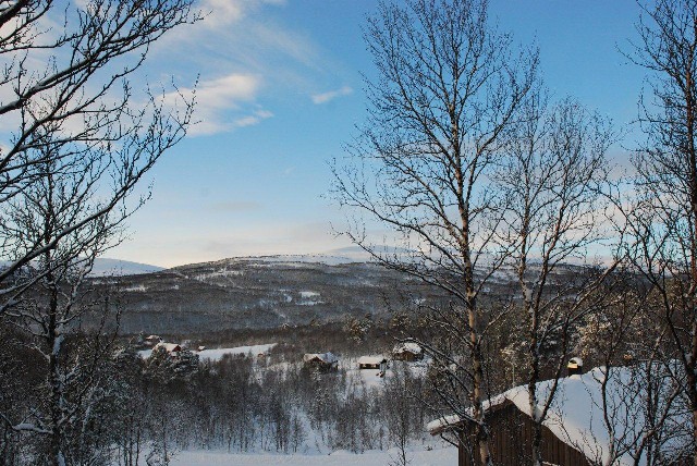 Utsikten ner över dalen och fjällen mitt emot